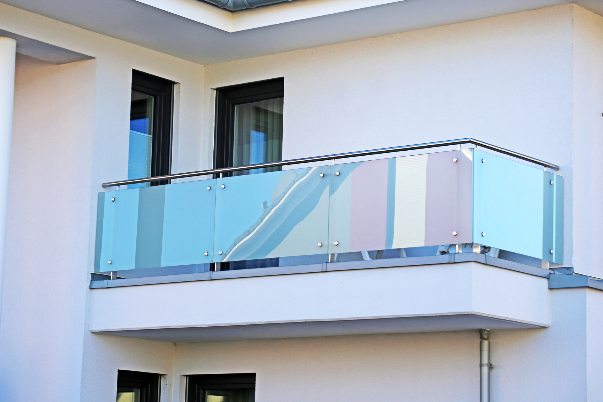 Balustrady aluminiowe jako nowoczesne wykończenie balkonu oraz wnętrza domu
