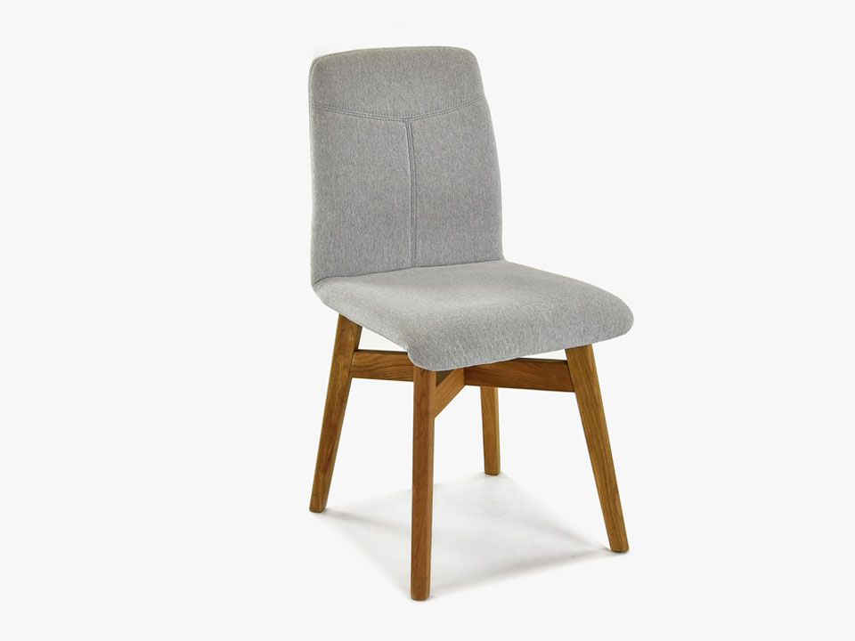 Krzesła drewniane – czy dobrze sprawdzą się w jadalni?